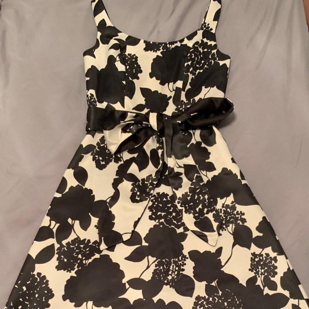 WHITE HOUSE BLACK MARKET SZ 0 BLACK/WHITE DRESS